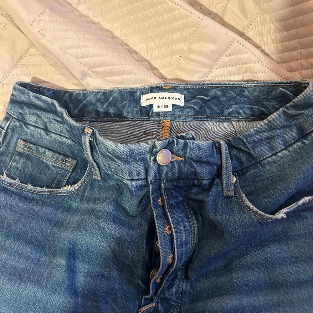 Very flattering Good American Jeans! Easily fits size 6 or 8.